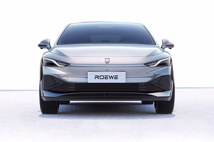 Về nội thất, Roewe D7 sử dụng buồng lái Yunsu, tông màu đất ấm áp và yên tĩnh mang đến cho người nhìn trải nghiệm hình ảnh đơn giản và sang trọng, thiết kế đường chân trời xung quanh giúp tầm nhìn rộng hơn. Ở đường hầm trung tâm, D7 EV có hai khay đựng cốc và hai miếng sạc không dây.