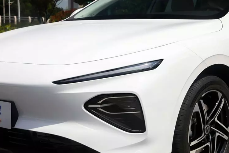 Việc sử dụng hai kỹ thuật thiết kế trong cùng một mô hình có thể tương thích với nhiều yêu cầu thẩm mỹ hơn của người dùng, nhằm dễ nhận biết. Bên hông thân xe, mui xe Roewe D7 được thiết kế thon gọn và kéo dài, thiết kế fastback thanh thoát và tự nhiên.