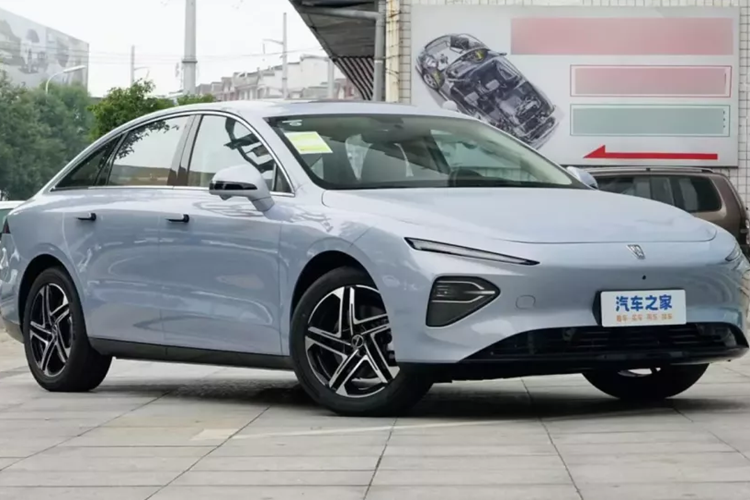 Roewe D7 2023 mới của SAIC đã chính thức được ra mắt với mức giá dao động từ 125.800 nhân dân tệ đến nhân dân tệ, tương đương 409 triệu đồng đến 575 triệu đồng. Trong đó Roewe D7 DMH hybrid sẽ có 3 bản với giá bán lần lượt sẽ là 409 triệu đồng, 442 triệu đồng và 475 triệu đồng.