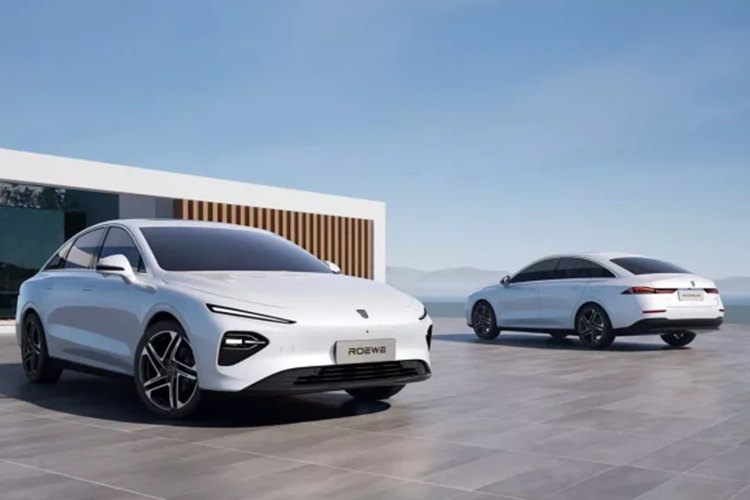 Đèn hậu sải cánh cảm ứng có hình dáng mảnh mai, hình dáng "đuôi vịt" chắc chắn và trang nhã giúp cân bằng áp suất âm dọc và lực cản ngang, giúp giảm thêm sức cản của gió và tiếng ồn của gió. Điều đáng nói là mẫu DMH không sử dụng ống xả lộ ra ngoài để nhận biết danh tính.