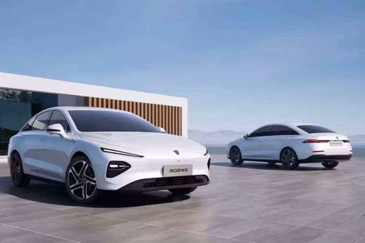 Đèn hậu sải cánh cảm ứng có hình dáng mảnh mai, hình dáng "đuôi vịt" chắc chắn và trang nhã giúp cân bằng áp suất âm dọc và lực cản ngang, giúp giảm thêm sức cản của gió và tiếng ồn của gió. Điều đáng nói là mẫu DMH không sử dụng ống xả lộ ra ngoài để nhận biết danh tính.