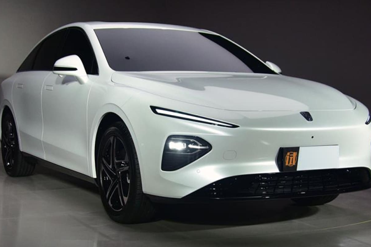 Hiệu suất nhiệt của động cơ hybrid 1.5T được trang bị hệ thống siêu hybrid DMH lớn hơn 43%, tổng công suất động cơ là 201 mã lực, tổng mô-men xoắn của động cơ là 330 Nm và mức tiêu thụ nhiên liệu là 4,3L/ 100 km. Trong điều kiện vận hành CLTC, phạm vi di chuyển thuần túy bằng điện của nó là 125 km và phạm vi di chuyển toàn diện là 1.400 km.