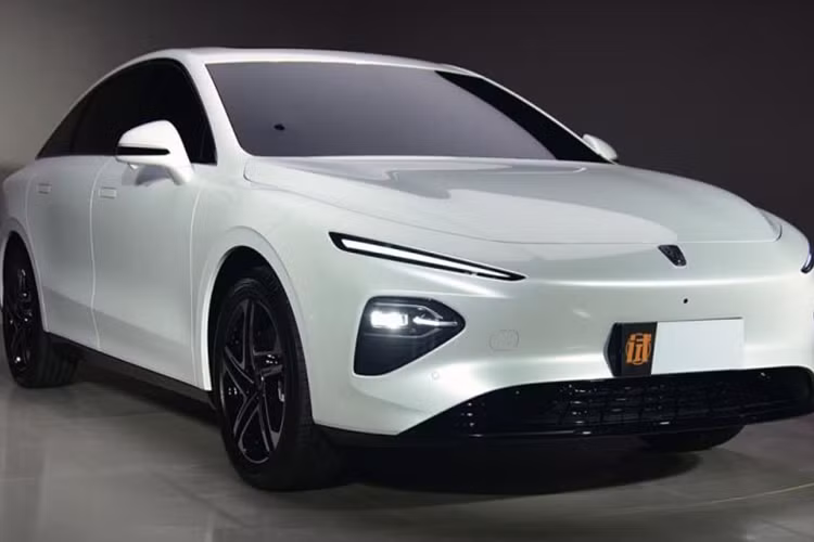 Hiệu suất nhiệt của động cơ hybrid 1.5T được trang bị hệ thống siêu hybrid DMH lớn hơn 43%, tổng công suất động cơ là 201 mã lực, tổng mô-men xoắn của động cơ là 330 Nm và mức tiêu thụ nhiên liệu là 4,3L/ 100 km. Trong điều kiện vận hành CLTC, phạm vi di chuyển thuần túy bằng điện của nó là 125 km và phạm vi di chuyển toàn diện là 1.400 km.