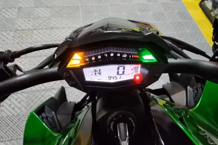 Hiện tại, giá xe Kawasaki Z1000 ABS đang được bán chính hãng là 436 triệu đồng, giá này chưa bao gồm các chi phí lăn bánh. Kawasaki Z1000 ABS là 1 dòng xe naked bike, từng làm mưa làm gió tại thị trường xe phân khối lớn Việt Nam trong nhiều năm qua.
