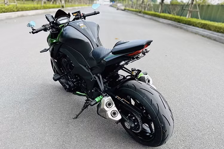 Kawasaki Z1000 ABS sử dụng khối động cơ DOHC, dung tích 1.043 cc, công suất 140 mã lực tại 10.000 vòng/phút và mô-men xoắn 111 Nm tại 7.300 vòng/phút. Các chuyên gia của hãng đã hiệu chỉnh lại ECU giúp xe đạt chuẩn về khí thải Euro 4 cũng như để động cơ vận hành mượt mà trơn tru hơn.