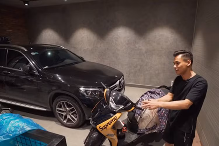 Tính đến thời điểm hiện tại, Kawasaki Z1000 ABS mới là chiếc xe đắt thứ 2 trong dàn phương tiện nam streamer sở hữu. Những chiếc xe còn lại bao gồm Mercedes-Benz GLC 250, Honda MSX và Honda Airblade.