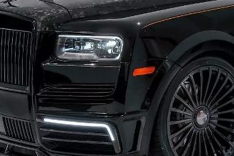 Bên cạnh âm nhạc, Tiesto còn có một niềm đam mê khác là siêu xe, xe sang. Dàn xe của “phù thủy âm nhạc” người Hà Lan đến từ rất nhiều thương hiệu khác nhau, bao gồm Ferrari, Maserati, Lamborghini và cả Bugatti. Mới đây, Tiesto lại tiếp tục kết nạp vào bộ sưu tập của mình một chiếc Rolls-Royce Cullinan đặc biệt với gói nâng cấp từ Mansory.