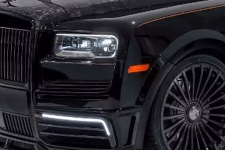 Bên cạnh âm nhạc, Tiesto còn có một niềm đam mê khác là siêu xe, xe sang. Dàn xe của “phù thủy âm nhạc” người Hà Lan đến từ rất nhiều thương hiệu khác nhau, bao gồm Ferrari, Maserati, Lamborghini và cả Bugatti. Mới đây, Tiesto lại tiếp tục kết nạp vào bộ sưu tập của mình một chiếc Rolls-Royce Cullinan đặc biệt với gói nâng cấp từ Mansory.