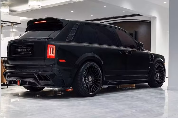 Với sức mạnh này, xe có khả năng tăng tốc từ 0-100km/h trong 5,2 giây và đạt tốc độ tối đa là 250 km/h. Nếu khách hàng chưa hài lòng về sức mạnh của mẫu xe này, Mansory cũng cung cấp gói tùy chọn nâng cấp động cơ, giúp tăng thêm 39 mã lực và 100 Nm so với nguyên bản.