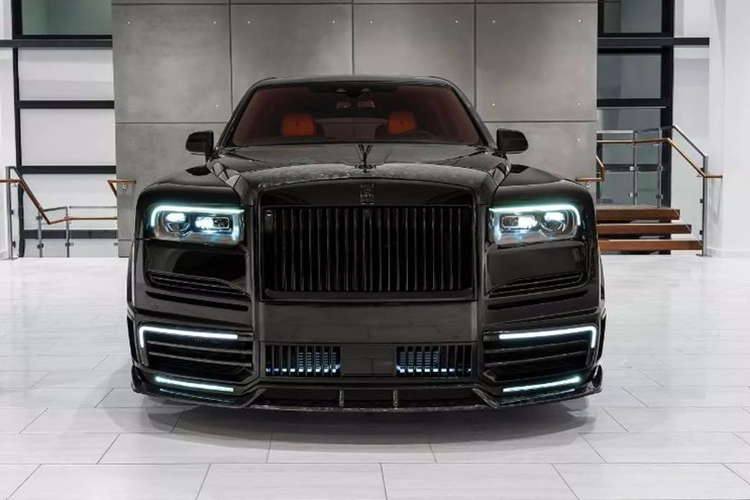 Trên phiên bản tiêu chuẩn, Rolls-Royce Cullinan được trang bị động cơ twin-turbo 6.75L V12, công suất 563 mã lực tại 5.000 vòng/phút, mô-men xoắn cực đại 850 Nm tại 1.600 vòng/phút.