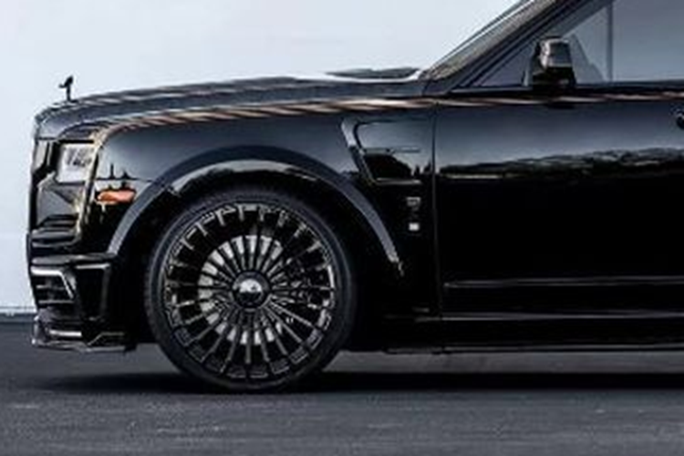 Bản độ Rolls-Royce Cullinan của Tiesto không phải là bản nâng cấp độc đáo nhất mà Mansory từng ra mắt, thế nhưng vẻ đẹp đến từ sự sang trọng và tinh tế của chiếc SUV siêu sang vẫn đủ khiến nhiều người phải trầm trồ. Những nâng cấp của hãng độ Đức bắt đầu từ phần đầu xe với lưới tản nhiệt màu đen, cản trước mới và bổ sung dải đèn LED ban ngày.