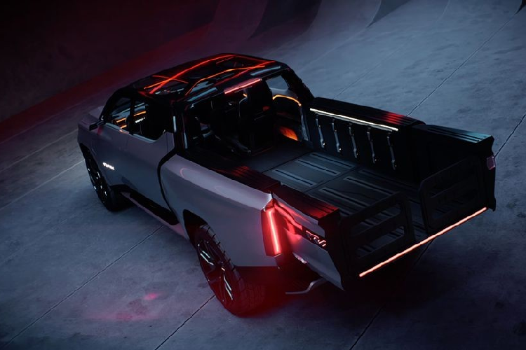 Những hình ảnh trước đây đã cho biết về họa tiết đèn pha LED hình phuộc điều chỉnh, huy hiệu được chiếu sáng và những nếp gấp mạnh mẽ trên chắn bùn, nhưng những hình ảnh đầy đủ về ngoại thất cho thấy một chiếc bán tải có hình dáng thể thao hơn và ít khối hơn so với các đối thủ Ford và Rivian của nó. Eo thon, đường cửa sổ nhô cao và cột C góc cạnh kết hợp với vòm trước và sau loe ra khiến Revolution trở thành một chiếc xe bán tải trông thực sự thể thao.