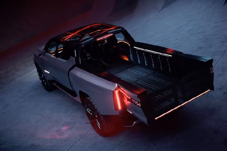 Những hình ảnh trước đây đã cho biết về họa tiết đèn pha LED hình phuộc điều chỉnh, huy hiệu được chiếu sáng và những nếp gấp mạnh mẽ trên chắn bùn, nhưng những hình ảnh đầy đủ về ngoại thất cho thấy một chiếc bán tải có hình dáng thể thao hơn và ít khối hơn so với các đối thủ Ford và Rivian của nó. Eo thon, đường cửa sổ nhô cao và cột C góc cạnh kết hợp với vòm trước và sau loe ra khiến Revolution trở thành một chiếc xe bán tải trông thực sự thể thao.