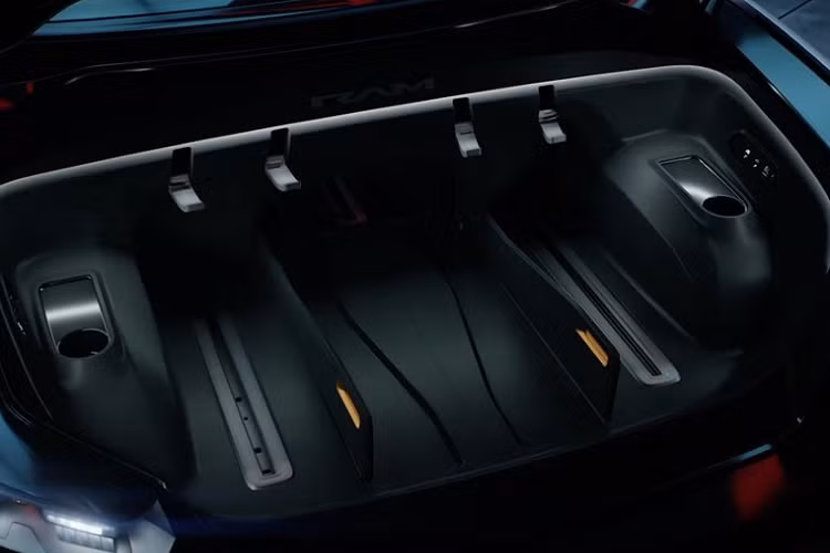 Tuy nhiên, điểm làm nên sự ấn tượng chính là bản xe ý tưởng có kiểu cửa mở ngược, loại bỏ trụ B cho cái nhìn rất thoáng về nội thất có thể sắp xếp được 6 chỗ.