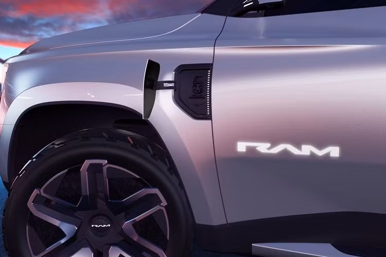 Chiếc xe bán tải Ram 1500 Revolution BEV này không chỉ có hệ thống truyền động điện thú vị mà còn được trang bị các tính năng tương lai bao gồm màn hình gắn trên vô lăng, màn hình bảng điều khiển có thể tháo rời và khả năng tự lái giúp cho chiếc xe bán tải điện có thể lăn bánh phía sau bạn, chẳng khác gì một chú chó cưng.