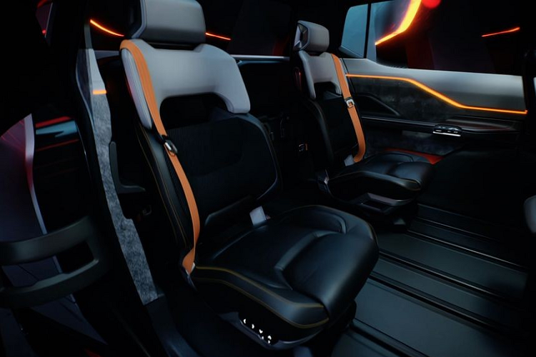 Điểm sáng của Ram Revolution 1500 BEV Concept chính là đèn pha LED và đèn hậu LED thiết kế đầy ma mị, thùng xe có thêm khoang chứa đồ 2 bên hông, ngoài ra, cửa thùng xe khi mở ra sẽ kết hợp với sàn xe được kéo dài ra thêm trông giống như 1 sofa hiện đại.