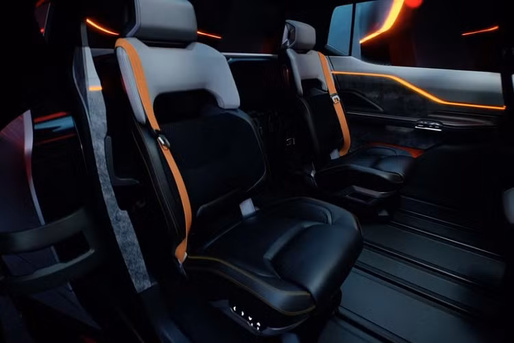 Điểm sáng của Ram Revolution 1500 BEV Concept chính là đèn pha LED và đèn hậu LED thiết kế đầy ma mị, thùng xe có thêm khoang chứa đồ 2 bên hông, ngoài ra, cửa thùng xe khi mở ra sẽ kết hợp với sàn xe được kéo dài ra thêm trông giống như 1 sofa hiện đại.