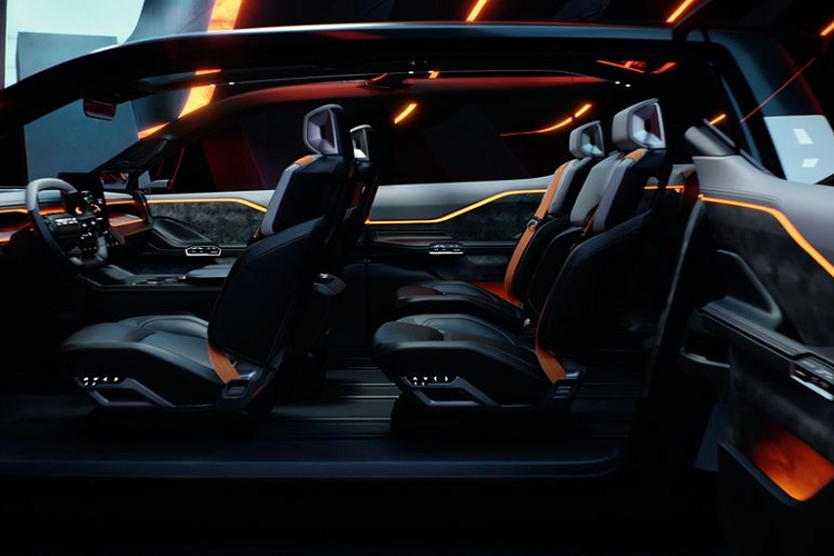 Dù bạn nghĩ về hình dáng như thế nào, nó chắc chắn có một số chi tiết hiện đại, gọn gàng, bao gồm tay nắm cửa phẳng và nắp trung tâm bánh xe có tên Ram luôn nằm ngang, giống như logo chữ R kép trên vành xe Rolls-Royce thẳng đứng dù xe có chạy 10 km/h hay 180km/h.