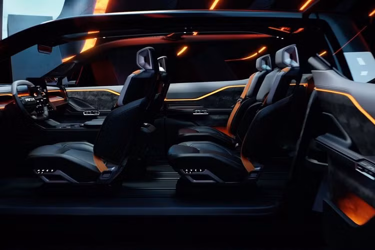 Dù bạn nghĩ về hình dáng như thế nào, nó chắc chắn có một số chi tiết hiện đại, gọn gàng, bao gồm tay nắm cửa phẳng và nắp trung tâm bánh xe có tên Ram luôn nằm ngang, giống như logo chữ R kép trên vành xe Rolls-Royce thẳng đứng dù xe có chạy 10 km/h hay 180km/h.