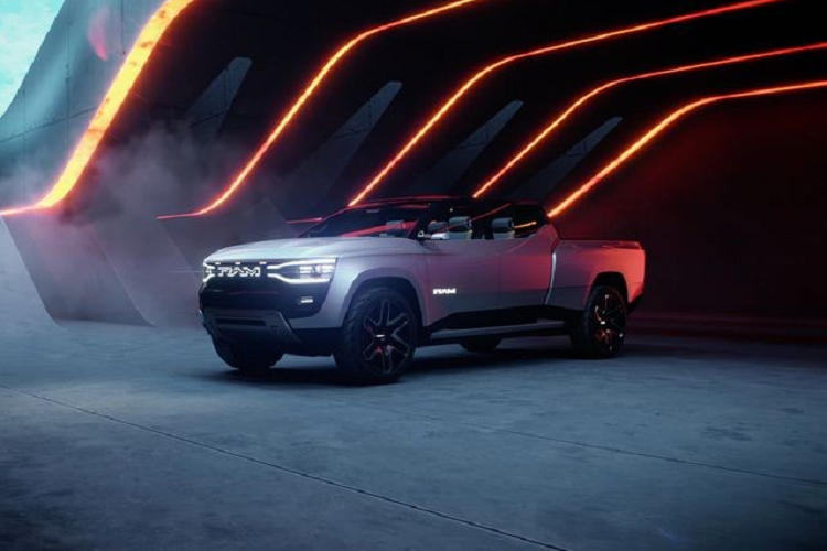 Ram đã để lại một số khoảng trống lớn trong thông số kỹ thuật chi tiết của hệ thống truyền động được công bố, chỉ nói rằng Revolution chạy trên nền tảng Stellantis STLA Frame mới, có hệ dẫn động tất cả các bánh nhờ thiết lập 2 động cơ, hệ thống treo khí nén với nhiều mức điều chỉnh chiều cao và hệ thống lái bốn bánh với 15 độ của khớp nối bánh sau.