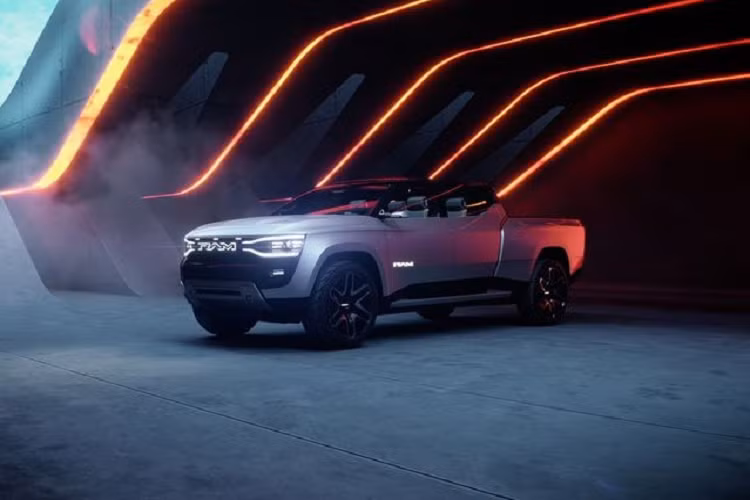 Ram đã để lại một số khoảng trống lớn trong thông số kỹ thuật chi tiết của hệ thống truyền động được công bố, chỉ nói rằng Revolution chạy trên nền tảng Stellantis STLA Frame mới, có hệ dẫn động tất cả các bánh nhờ thiết lập 2 động cơ, hệ thống treo khí nén với nhiều mức điều chỉnh chiều cao và hệ thống lái bốn bánh với 15 độ của khớp nối bánh sau.