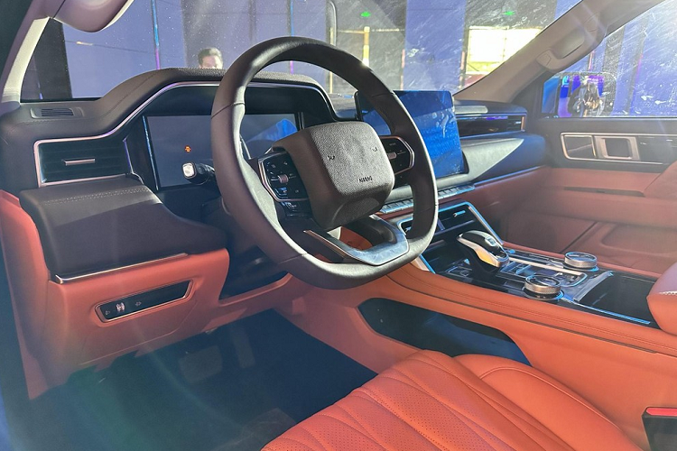 Foton Mars 9 có ngoại hình trông thô kệch và hầm hố hơn so với bản còn lại, chính điều này đã khiến hãng xe Trung Quốc chỉ đem mẫu xe này lên bục cao nhất để giới thiệu, còn Mars 7 được đậu trước cửa ra vào nơi tổ chức sự kiện.