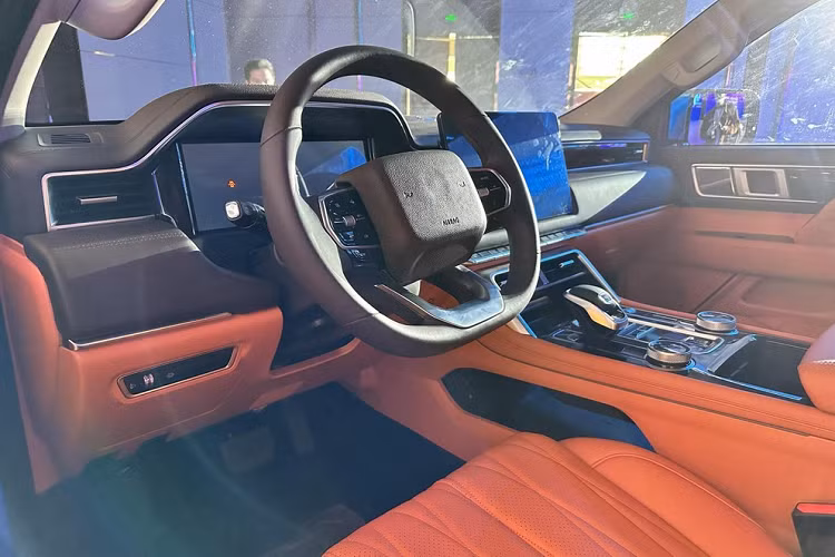 Foton Mars 9 có ngoại hình trông thô kệch và hầm hố hơn so với bản còn lại, chính điều này đã khiến hãng xe Trung Quốc chỉ đem mẫu xe này lên bục cao nhất để giới thiệu, còn Mars 7 được đậu trước cửa ra vào nơi tổ chức sự kiện.