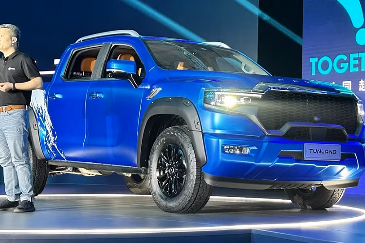 Nhưng trước khi bán ra thị trường ngoài Trung Quốc, thương hiệu con của tập đoàn BAIC, Foton, sẽ chính thức mang bộ đôi Mars 7 và Mars 9 2023 hàng nhái đến triển lãm ôtô Thượng Hải 2023 sẽ diễn ra vào ngày 18/4/2023 để cho các "thượng đế" nước nhà chiêm ngưỡng, đánh giá.