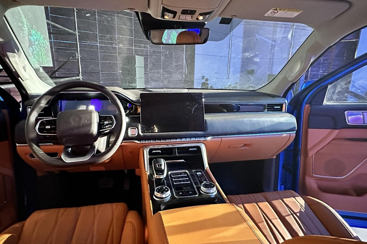 2 mẫu xe thuộc dòng Mars còn có thể cung cấp cửa sổ trời toàn cảnh, giảm tốc thủy lực ở cửa sau của thùng hàng, khóa vi sai điều khiển điện tử cho trục trước/sau và bảng đồng hồ LCD đầy đủ và màn hình giải trí có kích thước 14,6 inch.