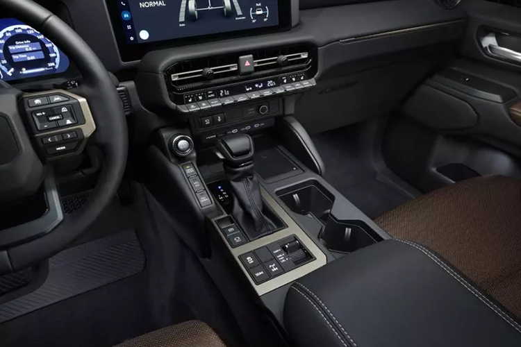 Cụ thể, mức giá xe Toyota Land Cruiser Prado 2024 bị nghi ngờ bán ra khoảng 500.000 nhân dân tệ, cụ thể, giá khởi điểm của xe dự kiến là 470.000 nhân dân tệ (tương 1,5 tỷ đồng), không phải là 362.800 nhân dân tệ (khoảng 1,1 tỷ đồng) mà một số nhân viên bán hàng của Toyota đã nói trước đây. Như vậy, chênh lệch là 400 triệu đồng.