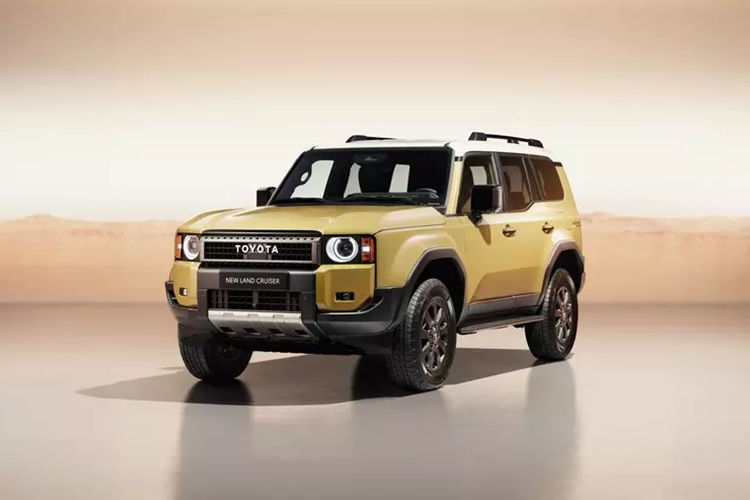 Nói sơ qua về Toyota Land Cruiser Prado 2024, chiếc xe mới quay trở lại kiểu dáng cổ điển, mang đến hai kiểu dáng để bạn lựa chọn, bao gồm phiên bản thông thường có đèn vuông và phiên bản cổ điển năm 1958 với đèn tròn. Chiều dài, chiều rộng và chiều cao nội thất của xe lần lượt là 4920mm/1980mm/1860mm, chiều dài cơ sở là 2850mm.