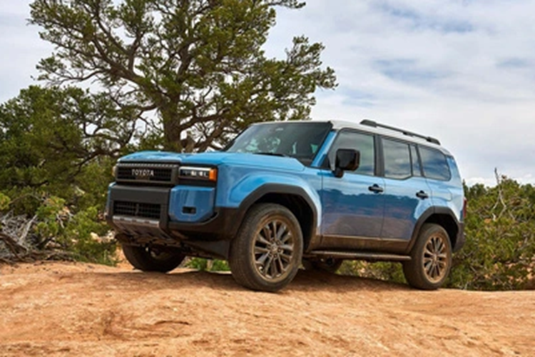 Về hệ truyền động, phiên bản Toyota Land Cruiser Prado 2024 tại Trung Quốc được trang bị hệ thống hybrid xăng 2.4T T24A-FTS, kết hợp với hộp số tự động 8 cấp, công suất cực đại 330 mã lực và mô-men xoắn cực đại 630 Nm.