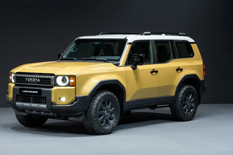 Thiết kế bên hông và phía sau của xe mới cũng trẻ trung hơn, trông cứng cáp và khỏe khoắn hơn so với mẫu xe hiện tại. Góc tiếp cận tối đa của nó là 31 độ, góc thoát tối đa là 22 độ, góc vượt 25 độ và khoảng sáng gầm xe có thể đạt tới 221mm. Bên trong xe, chiếc xe mới có thiết kế hiện đại hơn, được trang bị màn hình điều khiển trung tâm 12,3 inch và đồng hồ LCD hoàn toàn