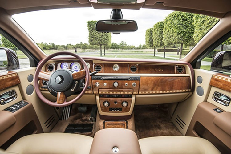 Ban đầu chiếc xe siêu sang Rolls-Royce Phantom Sacred Fire có giá khởi điểm 28 tỷ đồng và sau 3 lần đấu, giá khởi điểm của xe chỉ còn 22,7 tỷ đồng, tức giảm 5,3 tỷ đồng so với lần đầu tiên và 2,5 tỷ đồng so với lần thứ 2 nhưng cũng không có người tham dự.