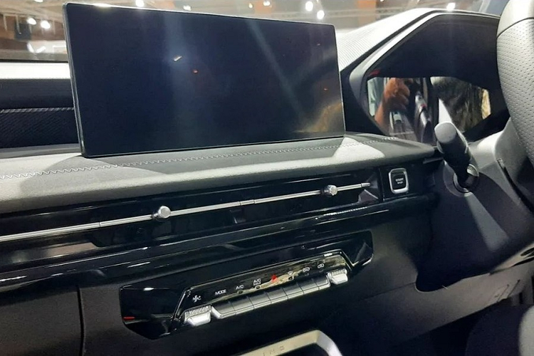 Bên cạnh đó là màn hình cảm ứng trung tâm 10,25 inch ở bản CE và EX, kết nối với 4 loa. Ngoài ra, xe còn có tính năng kết nối với điện thoại thông minh Internet of Vehicles (IoV) và điều khiển bằng giọng nói. Trong khi đó, cổng USB sạc nhanh 20W được trang bị tiêu chuẩn cho xe.