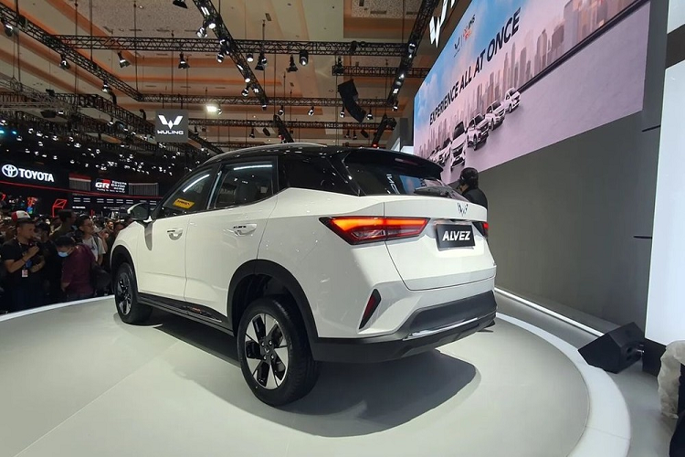 Tại thị trường Indonesia, mẫu SUV cỡ B này có 3 bản trang bị là SE, CE và EX. Giá xe Wuling Alvez 2023 tại thị trường Indonesia dao động từ 209 - 295 triệu Rupiah (khoảng 330 - 442 triệu đồng). Như vậy, mẫu xe này rẻ hơn đáng kể so với Hyundai Creta (279 - 397,5 triệu Rupiah) và Honda HR-V (355,9 - 499,9 triệu Rupiah).
