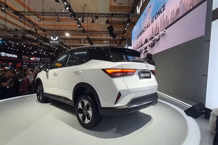 Tại thị trường Indonesia, mẫu SUV cỡ B này có 3 bản trang bị là SE, CE và EX. Giá xe Wuling Alvez 2023 tại thị trường Indonesia dao động từ 209 - 295 triệu Rupiah (khoảng 330 - 442 triệu đồng). Như vậy, mẫu xe này rẻ hơn đáng kể so với Hyundai Creta (279 - 397,5 triệu Rupiah) và Honda HR-V (355,9 - 499,9 triệu Rupiah).