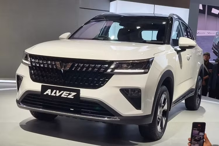 Trong khi đó, bản tiêu chuẩn của xe chỉ có những tính năng an toàn cơ bản như hệ thống chống bó cứng phanh ABS, phân bổ lực phanh điện tử EBD, cảnh báo áp suất lốp, nhắc nhở thắt dây an toàn, móc ghế trẻ em và 2 túi khí.