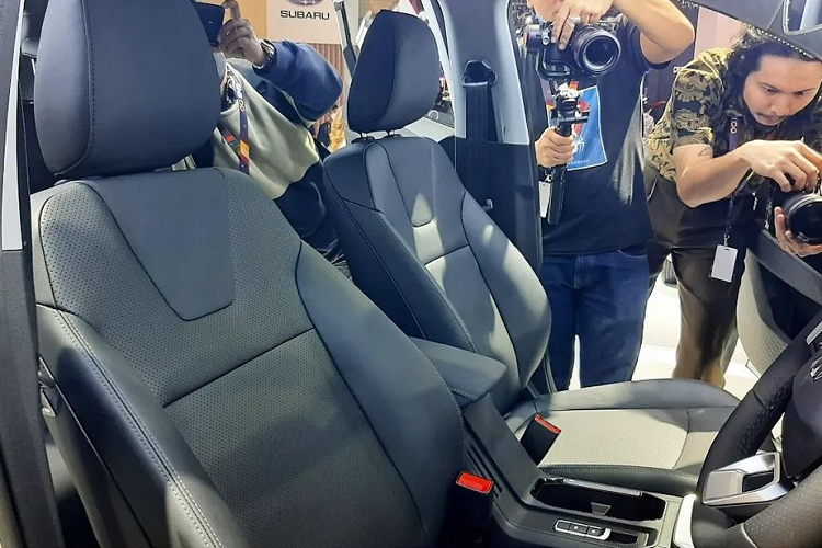 Bên trong Wuling Alvez 2023 là không gian nội thất 5 chỗ ngồi với trang bị thay đổi theo phiên bản. Theo đó, bản tiêu chuẩn chỉ có bảng đồng hồ analog truyền thống trong khi bản CE có thêm màn hình màu đa thông tin 3,5 inch.