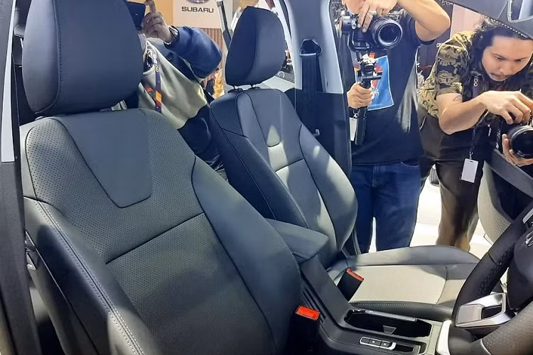 Bên trong Wuling Alvez 2023 là không gian nội thất 5 chỗ ngồi với trang bị thay đổi theo phiên bản. Theo đó, bản tiêu chuẩn chỉ có bảng đồng hồ analog truyền thống trong khi bản CE có thêm màn hình màu đa thông tin 3,5 inch.