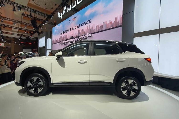 Tuy là SUV cỡ B nhưng Wuling, Alvez 2023 có kích thước khá nhỏ, bao gồm chiều dài 4.365 mm, chiều rộng 1.750 mm, chiều cao 1.610 mm và chiều dài cơ sở 2.550 mm. Do đó, cũng không thể kỳ vọng quá nhiều vào không gian nội thất rộng rãi của mẫu xe này.