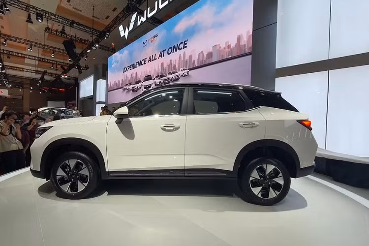 Tuy là SUV cỡ B nhưng Wuling, Alvez 2023 có kích thước khá nhỏ, bao gồm chiều dài 4.365 mm, chiều rộng 1.750 mm, chiều cao 1.610 mm và chiều dài cơ sở 2.550 mm. Do đó, cũng không thể kỳ vọng quá nhiều vào không gian nội thất rộng rãi của mẫu xe này.