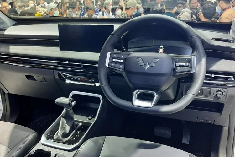 Riêng bản cao cấp nhất sẽ có thêm bảng đồng hồ kỹ thuật số 7 inch, hệ thống lọc không phí PM2.5, cổng sạc USB ở hàng ghế sau, chìa khóa thông minh, khởi động nút bấm, điều khiển từ xa, định vị xe và cảnh báo khi xe ra khỏi giới hạn địa lý cài đặt sẵn.