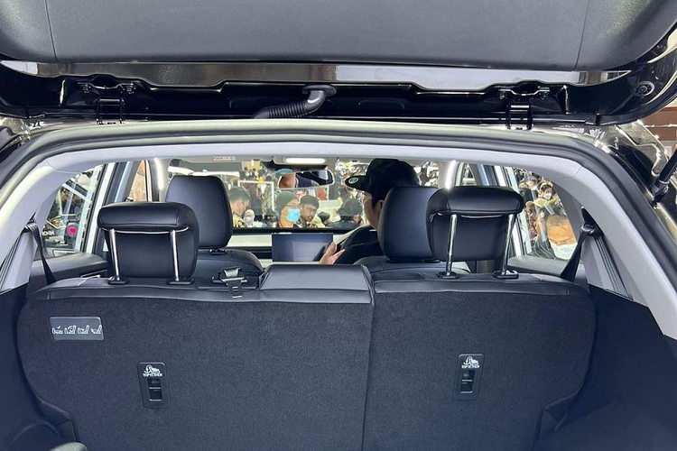 Chưa hết, Wuling Alvez 2023 còn được cung cấp những tính năng an toàn chủ động ADAS ở bản cao cấp nhất như hệ thống kiểm soát hành trình thích ứng, hỗ trợ lái xe khi tắc đường tích hợp tính năng giữ làn đường, cảnh báo khoảng cách an toàn, cảnh báo tiền va chạm, giảm thiểu va chạm, phanh khẩn cấp tự động và cảnh báo lệch làn đường.