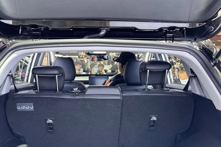 Chưa hết, Wuling Alvez 2023 còn được cung cấp những tính năng an toàn chủ động ADAS ở bản cao cấp nhất như hệ thống kiểm soát hành trình thích ứng, hỗ trợ lái xe khi tắc đường tích hợp tính năng giữ làn đường, cảnh báo khoảng cách an toàn, cảnh báo tiền va chạm, giảm thiểu va chạm, phanh khẩn cấp tự động và cảnh báo lệch làn đường.