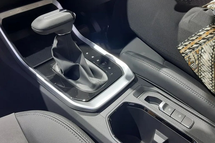 Phanh tay điện tử và cửa sổ trời chỉnh điện cũng có ở bản cao cấp.