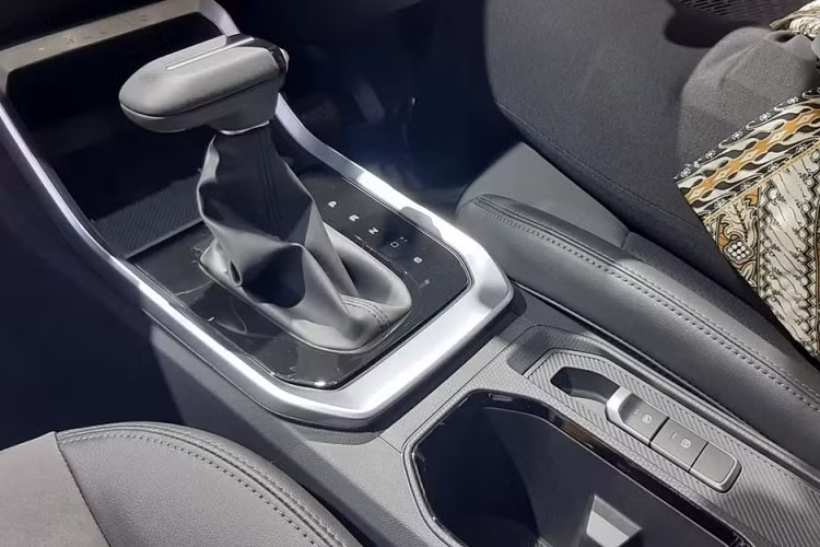 Phanh tay điện tử và cửa sổ trời chỉnh điện cũng có ở bản cao cấp.