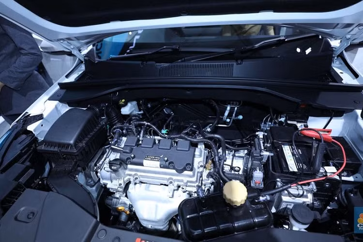 Dù ở phiên bản nào, Wuling Alvez 2023 cũng dùng động cơ xăng 4 xi-lanh thẳng hàng, DOHC, dung tích 1.5L, sản sinh công suất tối đa 105 mã lực và mô-men xoắn cực đại 143 Nm. Động cơ đi với hộp số sàn 6 cấp hoặc CVT.