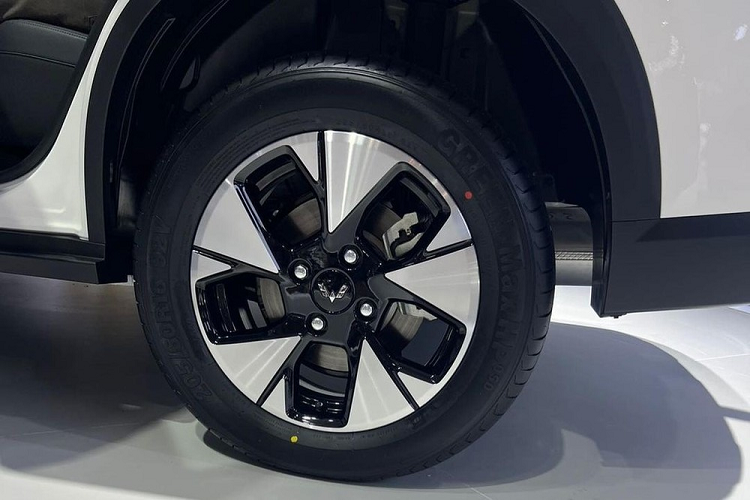 Chưa hết, mẫu SUV cỡ B này còn có đường dập gân nổi bật kéo dài từ đèn pha đến cột C. Các cột của xe đều được sơn màu đen nhằm tạo hiệu ứng nóc "trôi nổi" theo xu hướng thịnh hành. Thêm vào đó là nẹp mạ crôm ở đường chân kính cửa sổ và bên dưới cửa. Vành la-zăng của xe có đường kính 16 inch trong khi gương chiếu hậu có tính năng gập điện và sấy.