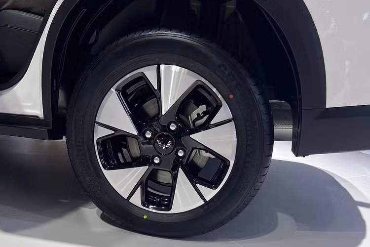 Chưa hết, mẫu SUV cỡ B này còn có đường dập gân nổi bật kéo dài từ đèn pha đến cột C. Các cột của xe đều được sơn màu đen nhằm tạo hiệu ứng nóc "trôi nổi" theo xu hướng thịnh hành. Thêm vào đó là nẹp mạ crôm ở đường chân kính cửa sổ và bên dưới cửa. Vành la-zăng của xe có đường kính 16 inch trong khi gương chiếu hậu có tính năng gập điện và sấy.